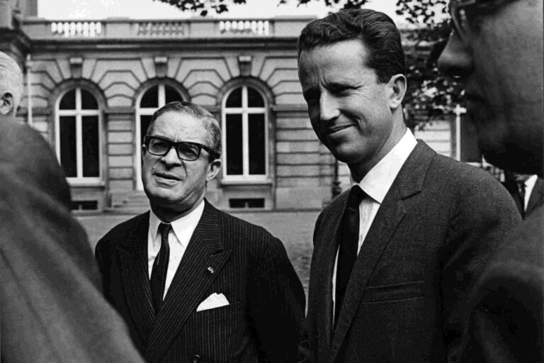 Le roi Baudoin reçois le président de la CEE Jean Rey dans les jardins du Palais Royale à Bruxelles