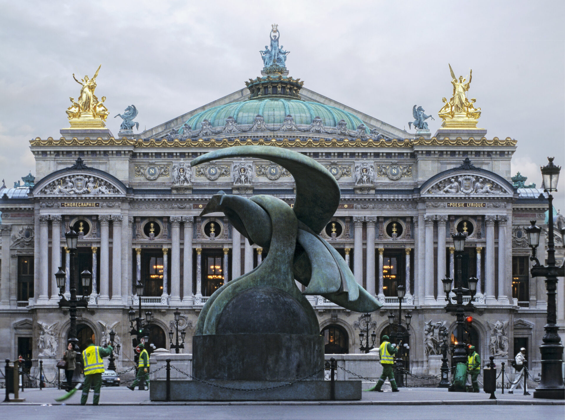 The Protecting Eagle devant l'Opera Garnier