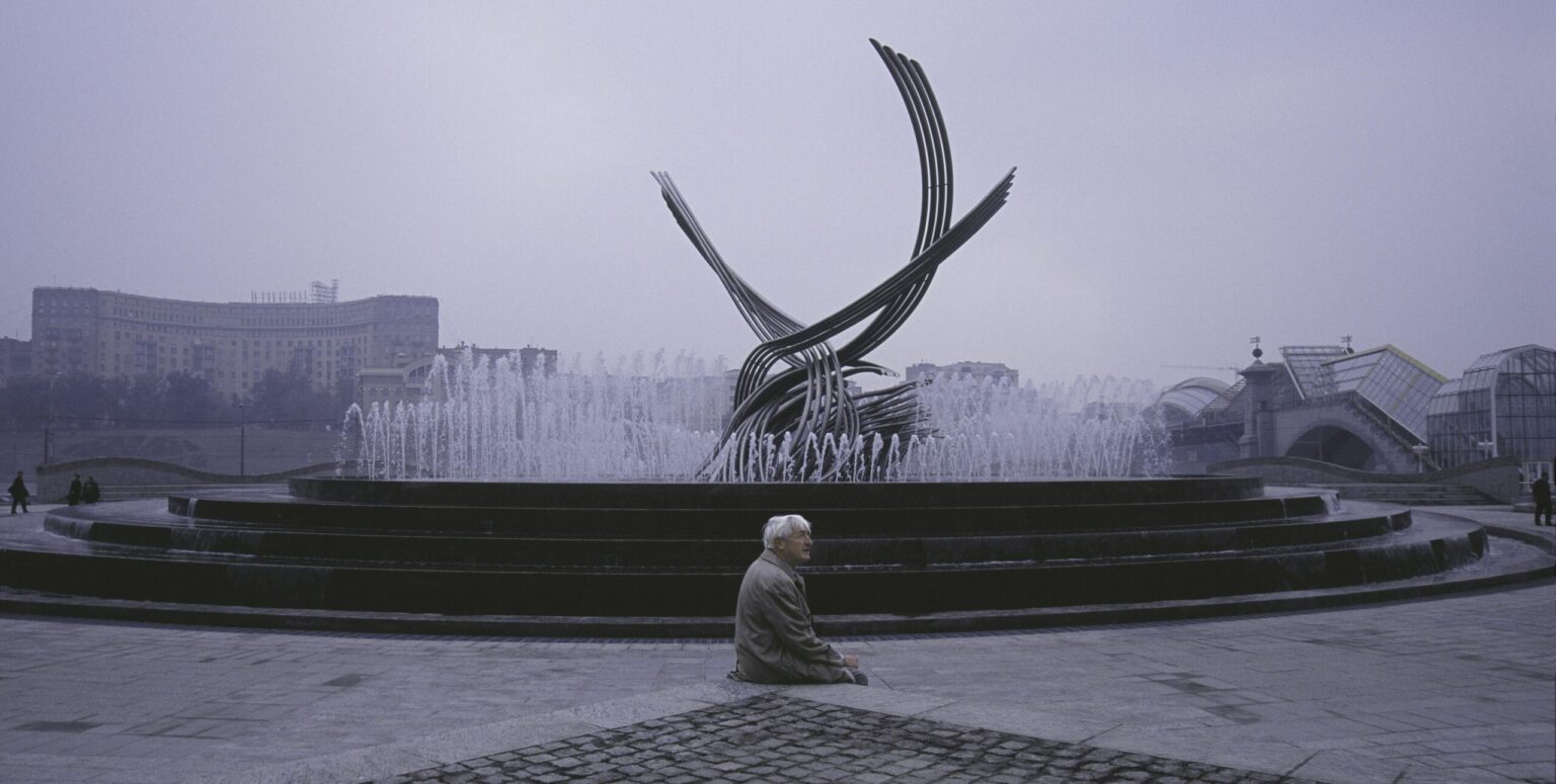 Olivier Strebelle devant sa sculpture à Moscou