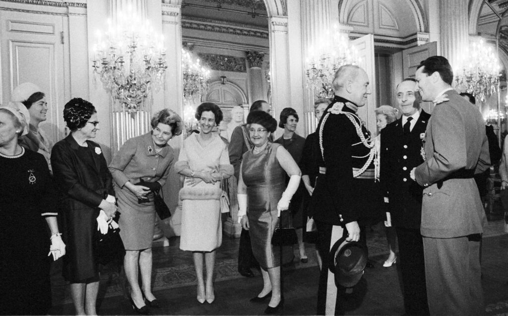 Réception au Palais Royale. Au centre bras croisées la reine Fabiola. á l'extrême droite le roi Baudouin.