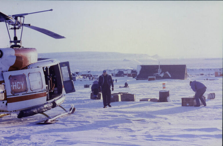 Débarquement du matériel de l'expédition Isover à Moriusaq