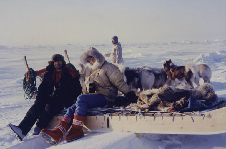Pierre Moreau et Carole Fruit sur un traineau Inuit sur la banquise de la mer de Baffin