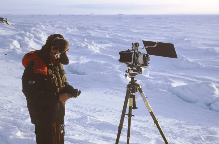 Pierre Moreau devant la banquise de la mer de Baffin en Artique