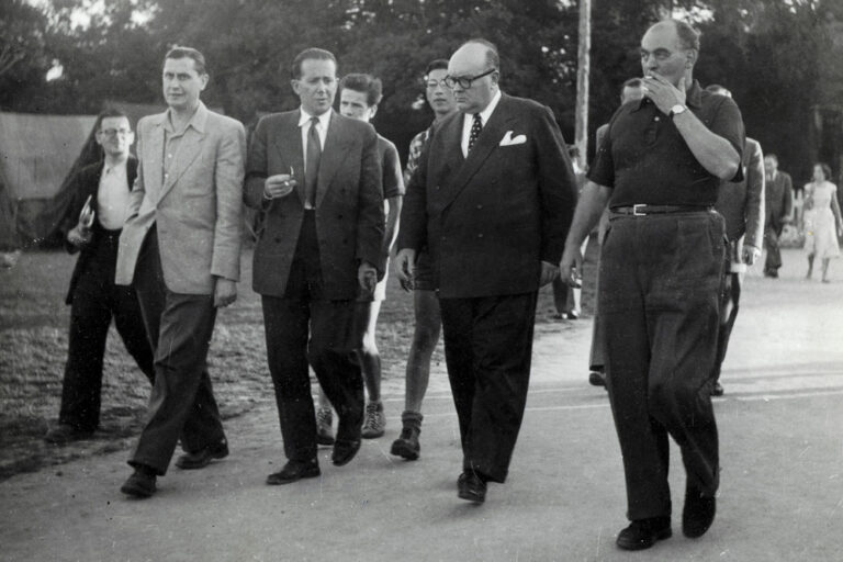 Jean Moreau parle à Paul-Henri Spaak aux rencontres Internationales de La Lorelei en 1951